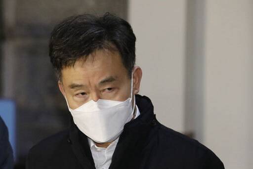 대장동 개발 로비·특혜 의혹으로 지난해 11월 구속된 화천대유자산관리 대주주 김만배씨가 24일 구속기간 만료로 석방돼 경기 의왕 서울구치소를 나서고 있다. 김씨는 화천대유 자회사 천화동인 1호의 실소유주가 누구인지 밝힐 핵심 인물로 꼽힌다.&nbsp; &nbsp;의왕=뉴시스