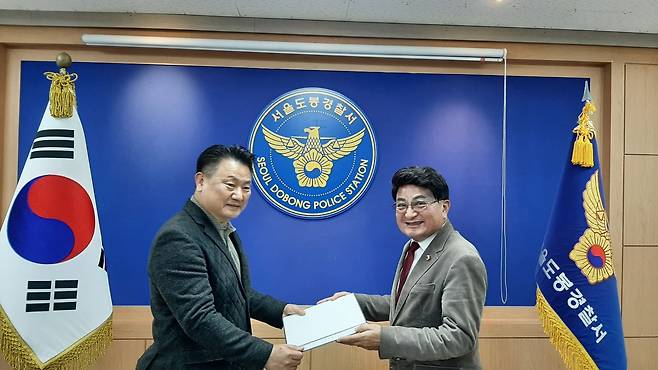 제77주년 경찰의 날을 맞아 서울시 자치경찰위원회로부터 감사장을 받고 있는 홍국표 의원