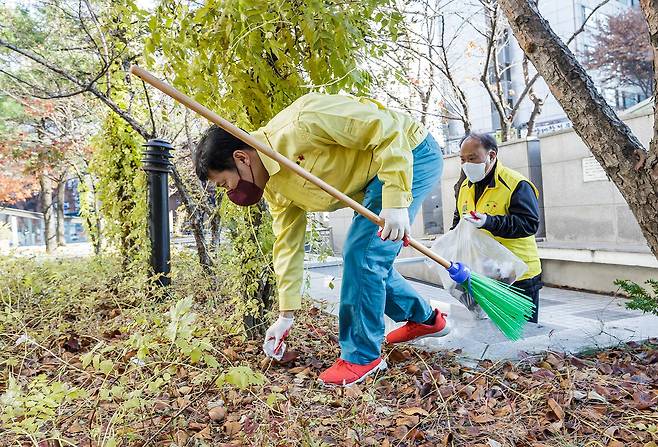 김태우 서울 강서구청장이 23일 오후 지역 주민들과 함께 방화역 일대를 찾아 담배꽁초를 줍고 있다.강서구 제공
