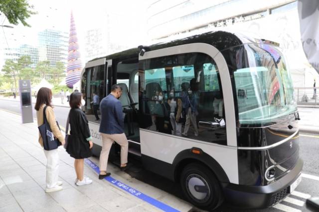 서울시 청계천 자율주행버스에 승객들이 탑승하고 있다. 사진 제공=서울시