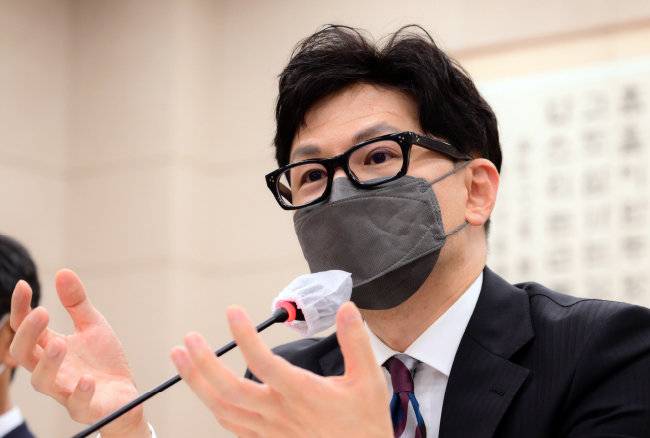 한동훈 법무부 장관이 10월 6일 서울 여의도 국회 법제사법위원회에서 열린 법무부·대한법률구조공단·한국법무보호복지공단 등에 대한 국정감사에서 의원들의 질의에 답변하고 있다. [사진공동취재단]