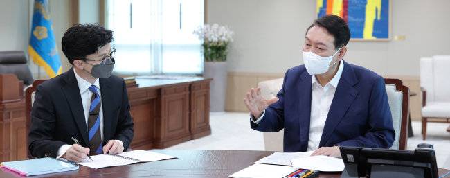 7월 26일 서울 용산 대통령실에서 한동훈 법무부 장관(왼쪽)이 윤석열 대통령에게 업무보고를 하고 있다. 이날 업무보고는 김대기 대통령비서실장과 주진우 대통령법률비서관 등이 배석한 가운데 오전 10시부터 1시간 10분 동안 진행됐다. [대통령실]