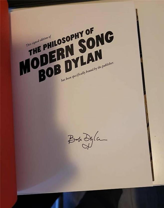 진본이 아니라는 사실이 확인된 밥 딜런의 서명 [인터넷 캡처.재판매 및 DB 금지]