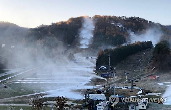 지난 4일 인공눈 뿌리는 스키장 [용평리조트 제공. 재판매 및 DB 금지]