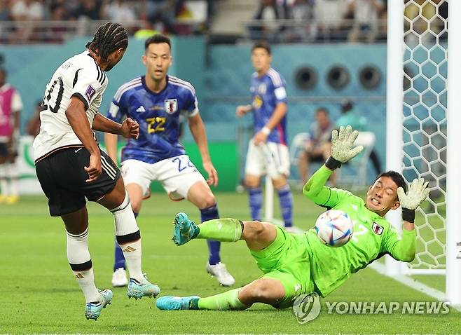 곤다에게 막힌 그나브리의 슛 (알라이얀=연합뉴스) 김도훈 기자 = 23일 오후(현지시간) 카타르 알라이얀의 할리파 인터내셔널 스타디움에서 열린 2022 카타르 월드컵 조별리그 E조 독일과 일본의 경기. 독일 세르주 그나브리의 슛이 일본 골키퍼 곤다 슈이치에게 막히고 있다. 2022.11.23 superdoo82@yna.co.kr