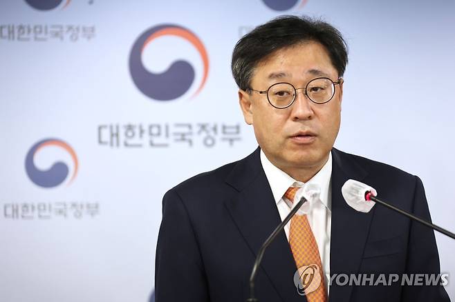 과기정통부, 5G 주파수 할당 조건 이행점검 결과 발표 (서울=연합뉴스) 김승두 기자 = 박윤규 과학기술정보통신부 2차관이 18일 정부서울청사 브리핑실에서 5G 주파수 할당 조건 이행점검 결과 및 향후계획을 발표하고 있다. 과학기술정보통신부는 28㎓ 대역 기지국 설치 이행률을 점검한 결과 SKT에는 이용 기간 10%(6개월) 단축, KT와 LGU+에는 할당 취소 처분을 각각 통지했다고 밝혔다. 2022.11.18 kimsdoo@yna.co.kr