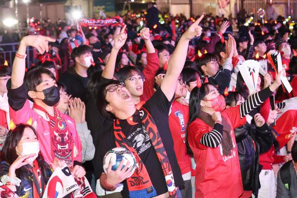 2022 카타르 월드컵 조별리그 H조 1차전 대한민국과 우루과이의 경기가 열린 24일 오후 서울 종로구 광화문광장 육조마당에서 축구팬들이 환호하고 있다. (사진=연합뉴스)