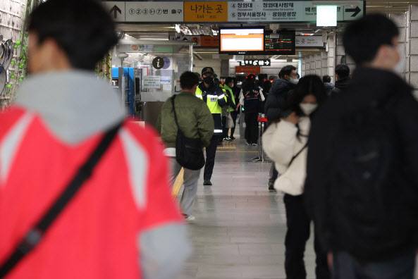 25일 새벽 2022 카타르 월드컵 조별리그 H조 1차전 대한민국과 우루과이의 경기가 종료된 뒤 서울 종로구 지하철 3호선 경복궁역에 경찰이 배치돼 있다. (사진=연합뉴스)