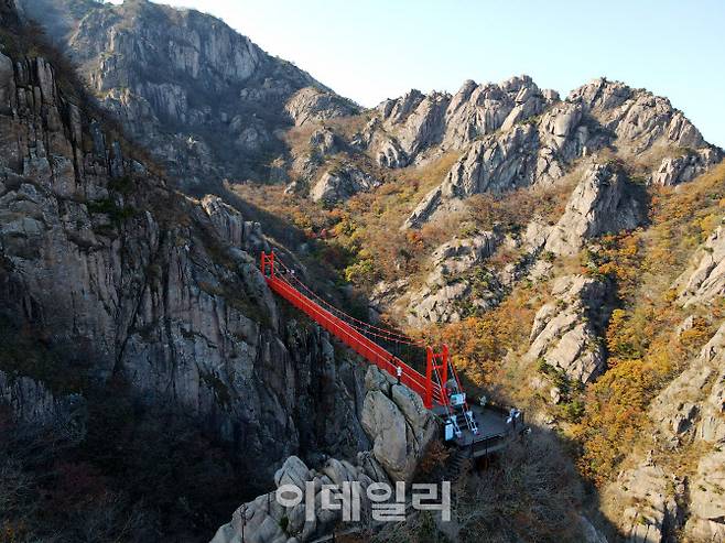 월출산의 명물인 구름다리와 거대한 암릉