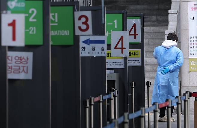 22일 서울 용산구보건소 코로나19 선별진료소에서 한 의료진이 검사를 준비하고 있다. (사진=연합뉴스)