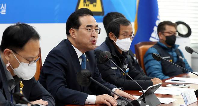 박홍근 더불어민주당 원내대표가 25일 오전 서울 여의도 국회에서 열린 화물연대본부와의 안전운임제 확대를 위한 간담회에서 발언하고 있다.(사진=뉴시스)