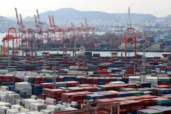 민주노총 공공운수노조 화물연대본부 총파업 이틀째인 25일 부산 남구 신선대(사진 아래)및 감만(위) 부두 야적장에 컨테이너가 쌓여가고 있다. (사진=뉴시스)