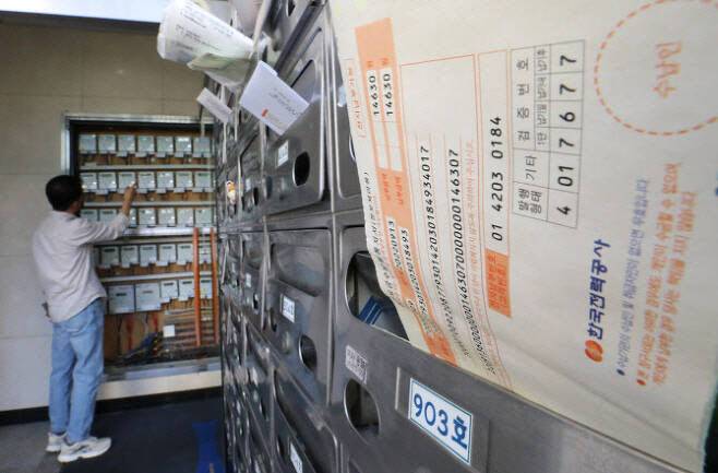 서울 시내 한 오피스텔에서 시민이 전력량계를 살펴보고 있다. (사진=뉴시스)