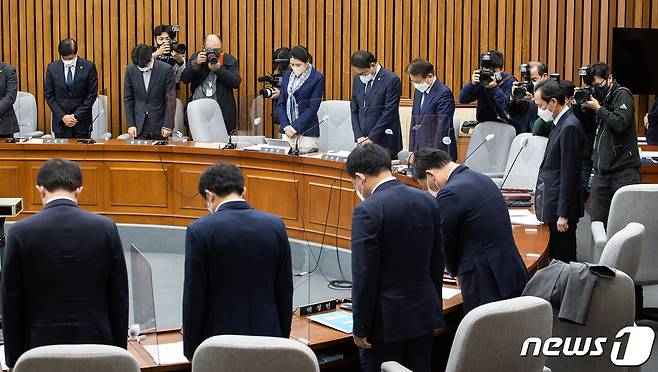 24일 서울 여의도 국회에서 열린 용산 이태원 참사 진상규명과 재발방지를 위한 국정조사 특별위원회 첫 회의에 앞서 우상호 위원장을 비롯한 여야 위원들이 희생자들을 추모하는 묵념을 하고 있다./뉴스1 ⓒ News1 유승관 기자