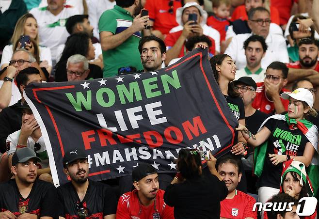지난 21일 영국 대 이란 경기가 펼쳐진 2022 카타르 월드컵 경기장에 '여성의 삶의 자유'라고 쓰인 현수막이 등장했다. 2022.11.21 ⓒ 로이터=뉴스1 ⓒ News1 김정률 기자