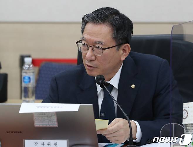 정성호 더불어민주당 의원이 14일 오전 경기 용인시 지상작전사령부에서 열린 국회 국방위원회의 육군지상작전사령부에 대한 국정감사에서 질의를 하고 있다. 2022.10.14/뉴스1 ⓒ News1 김영운 기자