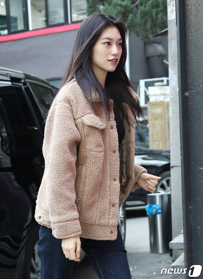 가수 김도연이 24일 오후 서울 성동구 성수 타임 에프터타임에서 열린 글로벌 라이프스타일 브랜드 ‘어그(UGG)X제페토 FEEL HOUSE' 팝업 론칭 기념 행사에 도착해 행사장으로 들어서고 있다. ⓒ News1 권현진 기자