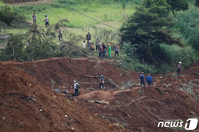 24일 인도네시아 자바 치안주르의 산사태 지역에서 구조팀이 실종자 수색을 진행하고 있다. 앞서 인도네시아 기상기후지질청(BMKG)는 21일 협정시(UTC) 기준 오전 6시21분(한국시간 21일 오후 3시21분) 인도네시아 서자바 치안주르 지역에서 규모 5.6의 지진이 발생했다고 밝혔다. ⓒ 로이터=뉴스1 ⓒ News1 최종일 기자