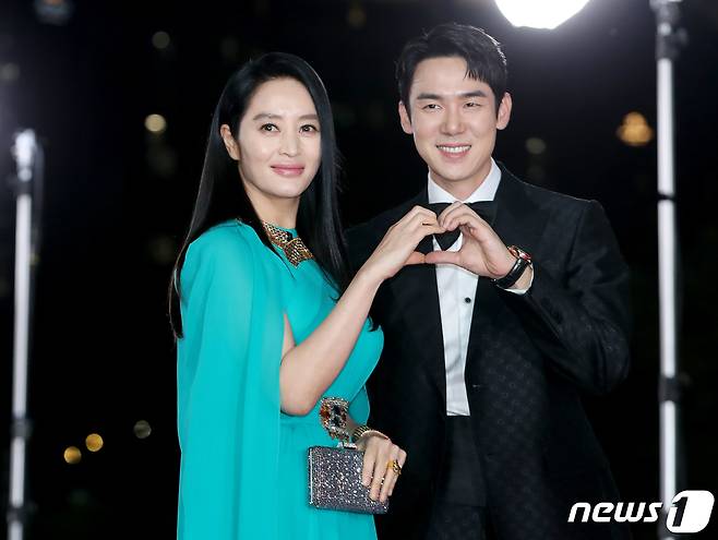 배우 김혜수와 유연석(오른쪽)이 25일 서울 영등포구 KBS홀에서 열린 ‘제43 청룡영화상’ 시상식에서 하트를 그리고 있다.  ⓒ News1 권현진 기자