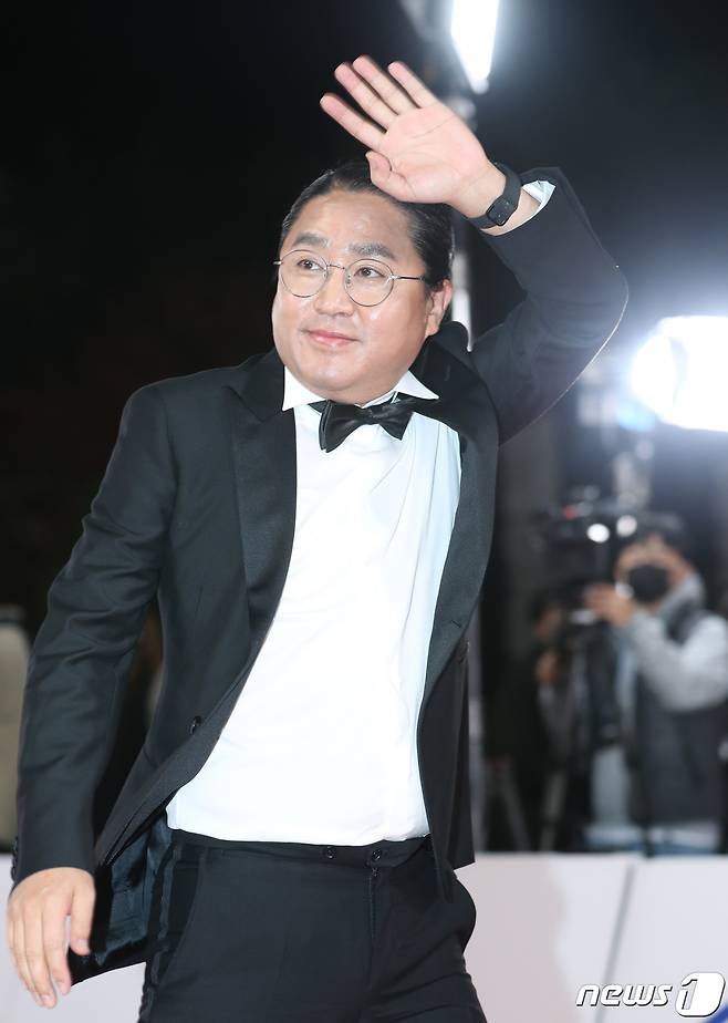 김한민 감독이 25일 서울 영등포구 KBS홀에서 열린 ‘제43 청룡영화상’ 시상식에서 레드카펫을 밟고 있다. ⓒ News1 권현진 기자