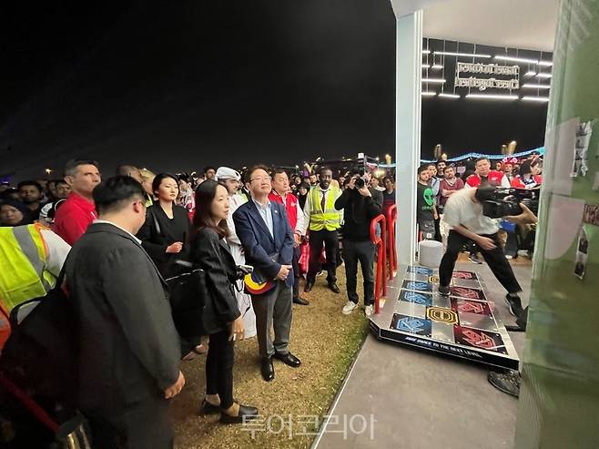 박보균 문화체육관광부 장관이 24일 특별 응원이벤트가 열리는 카타르에서 한국관광홍보관을 둘러보고 있다.