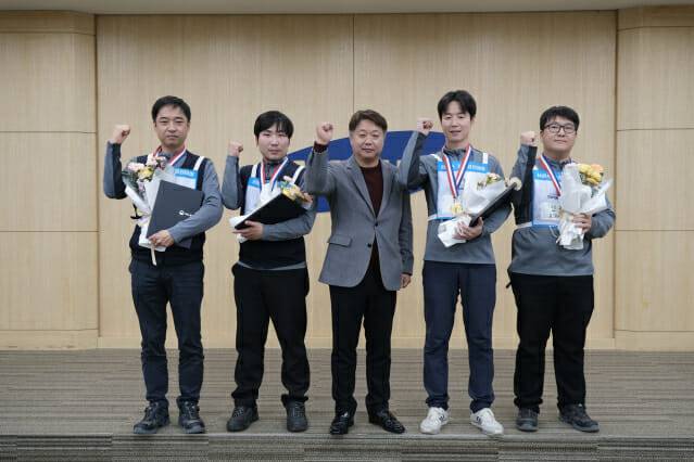 고용노동부 장관상 수상자 (좌측부터 남울산센터 이경률, B2B의정부센터 정희성, 삼성전자서비스 송봉섭 대표이사, B2B 강북센터 김세훈, B2B서울지점 신진우)(사진=삼성전자서비스)