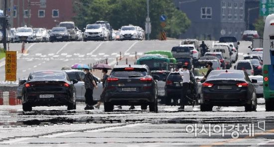 전국 대부분 지역에 폭염특보가 발효된 14일 서울 영등포구 여의대로 위로 지열로 인한 아지랑이가 피어오르고 있다./김현민 기자 kimhyun81@