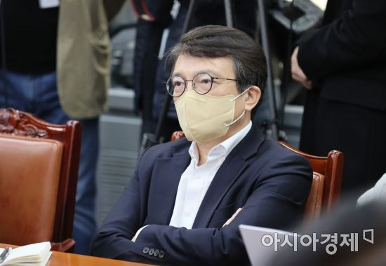 김의겸 더불어민주당 의원이 25일 국회에서 열린 최고위원회의에 참석, 심각한 표정으로 이재명 대표 발언을 듣고 있다./윤동주 기자 doso7@