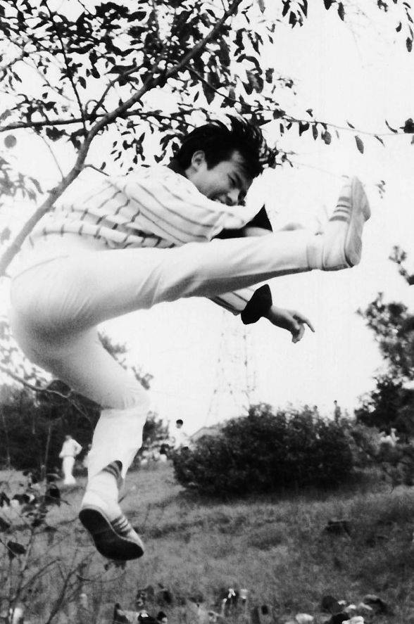 손정의의 중학교 동창생이 찍은 사진. 중3 때 소풍 가서 당시 유행하던 ‘부르스 리’ 흉내를 내는 손 회장의 모습. 손정의는 중학교를 졸업할 무렵, 친구들에게 “사실 나는 재일 한국인이야”라고 털어놓는다. /럭스미디어 제공