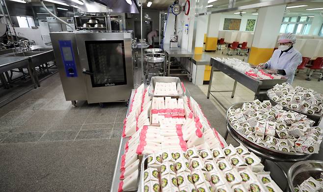 전국학교비정규직노조 총파업으로 급식이 중단된 25일 충북 청주시의 한 초등학교에서 영양사가 간편식을 배식하고 있다. 2022.11.25   /연합뉴스