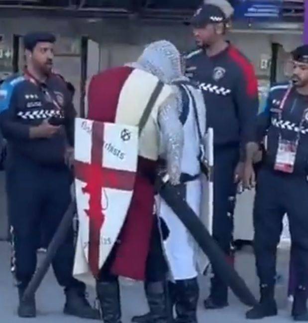 21일 ‘십자군’ 의상을 입고 카타르 월드컵 경기장에 들어가려고 했던 잉글랜드 팬들이 현장 안전요원들의 제지를 받고 쫓겨나고 있다. /트위터