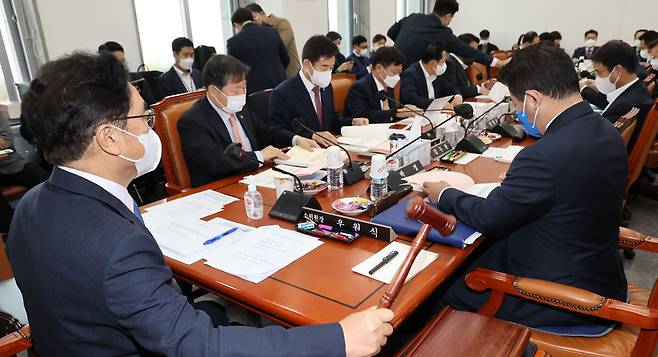 우원식 예결위 예산안등조정소위원장이 24일 오전 서울 여의도 국회에서 열린 예산결산특별위원회 제5차 예산안등조정소위원회에서 의사봉을 두드리고 있다. /연합뉴스