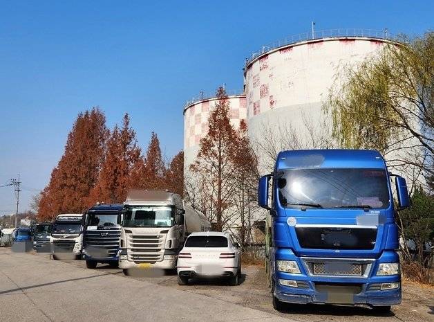 민주노총 공공운수노조 화물연대본부의 무기한 총파업 첫 날인 24일 서울 마포구 시멘트 출하기지 앞에 화물차들이 서있다. 뉴스1