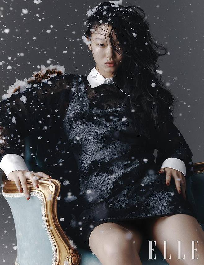 화이트 칼라와 커프스를 장식한 플라워 패턴의 레이스 드레스와 화이트 코튼 슬리브리스 드레스는 모두 Prada.