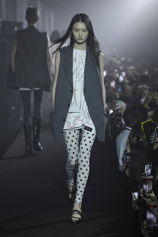 런던에서 열린 2023 SS Raf Simons 마지막 컬렉션/ IMAXtree