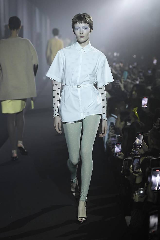 런던에서 열린 2023 SS Raf Simons 마지막 컬렉션/ IMAXtree