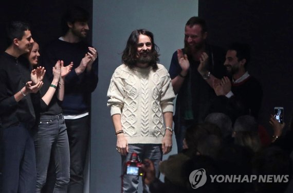 epa04568801 Italian designer Alessandro Michele (C) acknowledges the applause of the public after the presentation of the Fall/Winter 2015/16 Men's Collection of Italian label Gucci during the Milan Fashion Week, in Milan, Italy, 19 January 2015. The fashion week runs from 17 to 20 January. EPA/MATTEO BAZZI /사진=연합뉴스