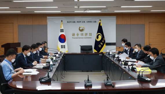 김주현 금융위원장이 25일 서울 종로구 정부서울청사에서 금융시장 현황 점검회의를 열고 간부들과 전일 금통위 기준금리 인상 이후 금융시장 동향 및 연말·연초 금융시장 주요 리스크 요인 점검 및 대응방안을 논의했다. 금융위원회 제공.