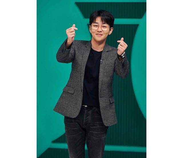 라디오 생방송 중 대한민국 축구 국가대표팀의 월드컵 16강 진출을 부정적으로 전망하며 파울루 벤투 감독을 비판하는 발언을 해 여론의 뭇매를 맞았던 래퍼 딘딘이 우루과이 경기 직후 자신의 경솔함을 사과했다. MBC 제공