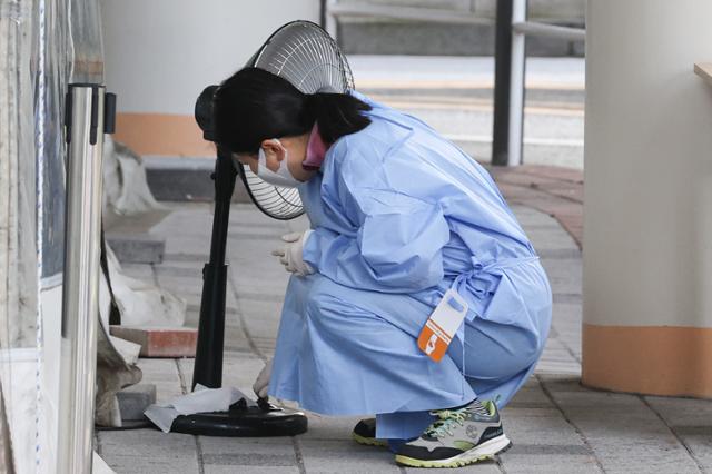 지난 23일 오전 서울 마포구보건소 코로나19 선별진료소에서 한 의료진이 온풍기를 점검하고 있다. 연합뉴스