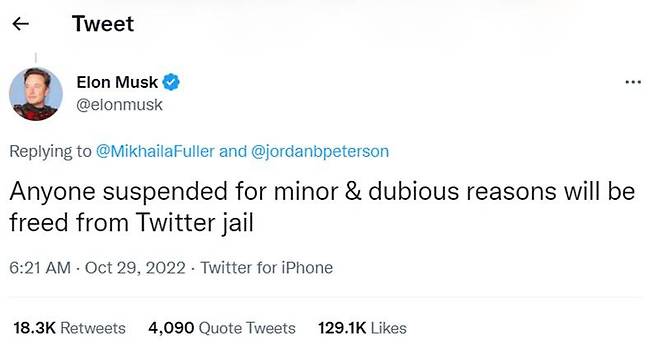 "사소하면서 의심스러운 이유로 계정이 정지됐다면 트위터 감옥에서 풀려날 것"이라는 머스크의 트윗, 출처=일론 머스크 트위터