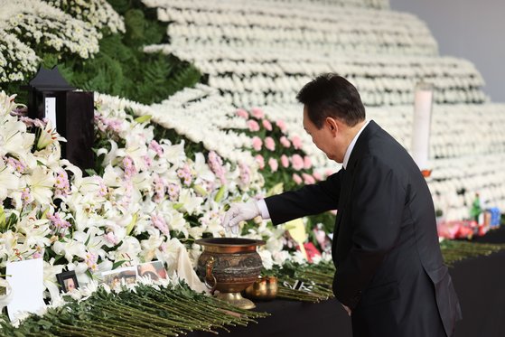 지난 3일 윤석열 대통령이 서울광장에 마련된 합동분향소를 찾아 조문하고 있다. 분향소에는 개별 위패와 영정없이 ‘이태원 사고 사망자 합동 신위(神位)’라는 합동 위패가 설치됐다. [사진 대통령실]