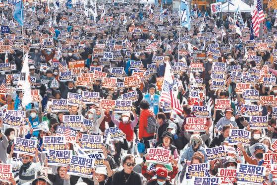 전광훈 목사가 이끄는 자유통일당 등 보수단체 관계자들이 29일 오후 서울 종로구 세종대로 일대에서 대규모 집회를 하고 있다. 뉴스1