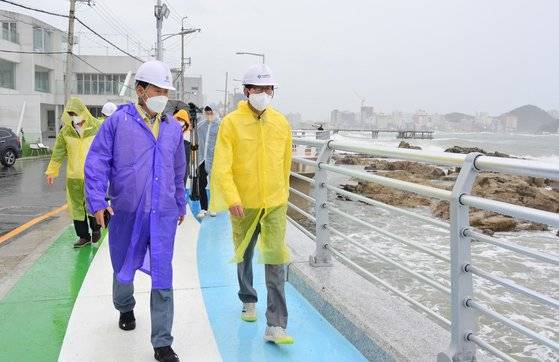 김성수(사진 왼쪽) 해운대구청장이 박형준 부산시장과 함께 태풍 '힌남노'가 상륙하기 전 지난 9월 5일 위험 지역을 점검하고 있다. 사진 해운대구