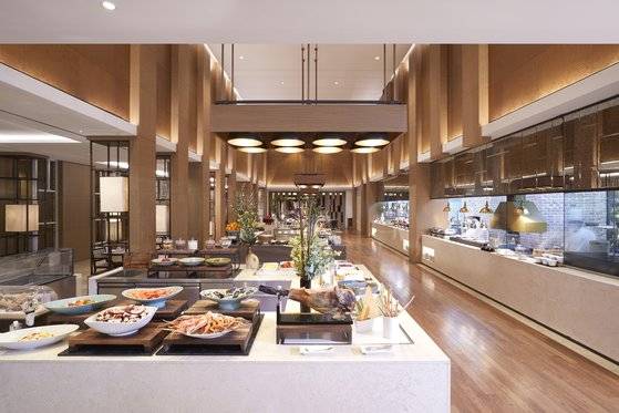 호텔 뷔페는 다양한 메뉴를 한 번에 맛볼 수 있어 모임 장소로 인기가 높다. 사진 그랜드 인터컨티넨탈 서울 파르나스