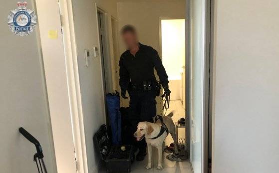 A씨 자택 압수수색 때 전자기기 탐지견이 동원됐다. 사진 서울경찰청
