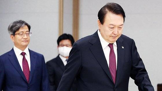 윤석열 대통령이 25일 오후 대통령실 청사에서 열린 대법관 임명장 수여식에 입장하고 있다. 대통령실은 이날 화물연대 파업에 대해 "업무개시명령을 검토할 수 밖에 없다"는 입장을 밝혔다. 대통령실통신사진기자단