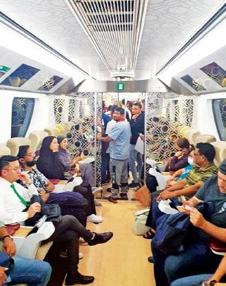 항공 일등석 같은 카타르의 지하철 내부 모습.