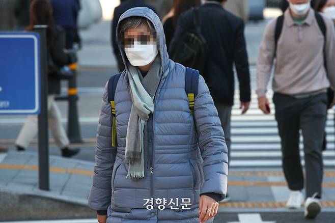 때 이른 추위로 올가을 첫 한파특보가 내려졌던 지난달 18일 서울 광화문 사거리에서 출근길 시민들이 발걸음을 재촉하고 있다. /성동훈 기자