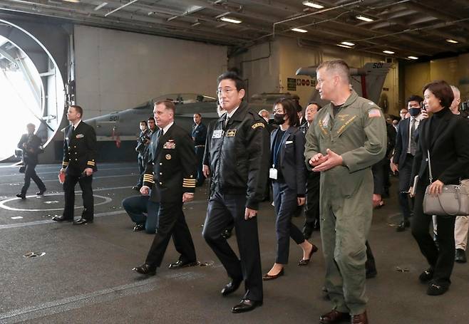 기시다 후미오 일본 총리(가운데)가 지난 6일 가나가와현 사가미만에서 열린 국제관함식에 참석해 미군 항모 로널드 레이건호를 방문해 관계자에게 설명을 듣고 있다. AP연합뉴스